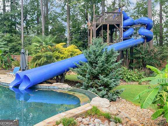 3rd image of 2440 Emerald Dr