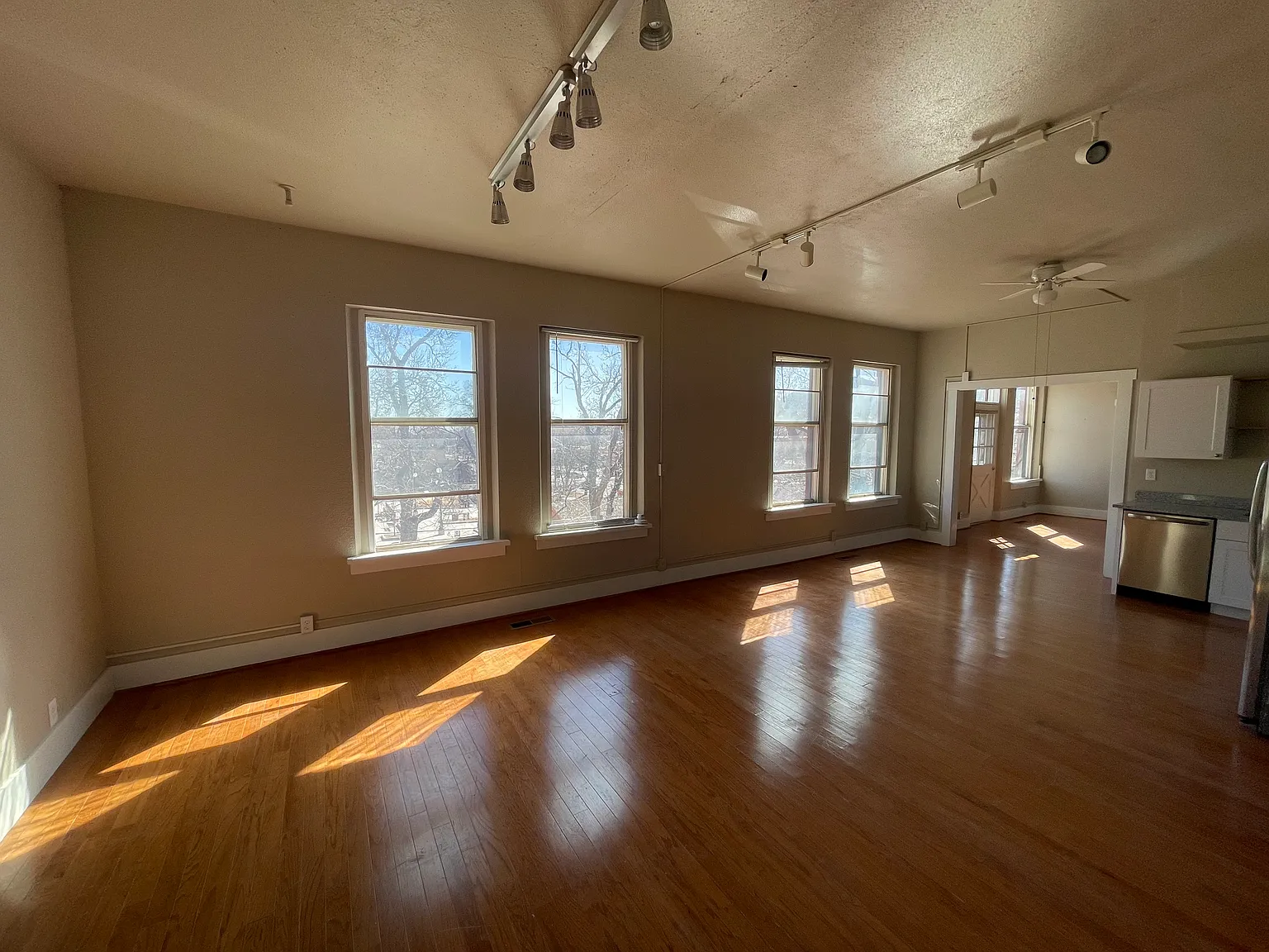 2 bed, 1200 sqft, $2,100 — Photo 3