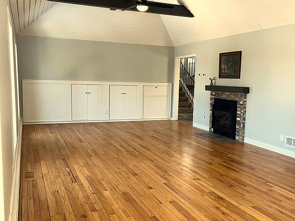 4th image of 825 3rd St SW