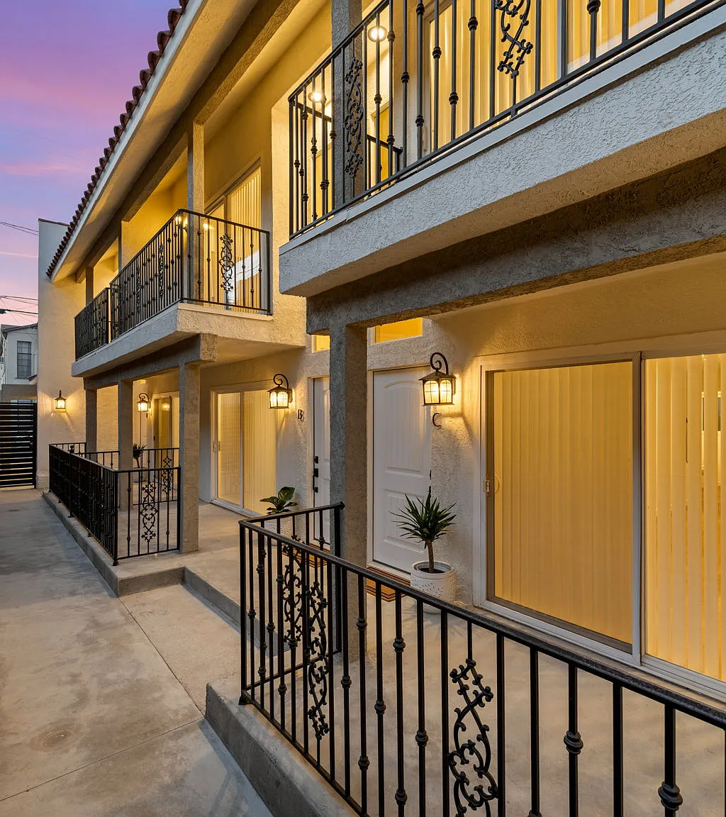 2 bed, 1.5 bath, 1000 sqft, $3,200 — Photo 1