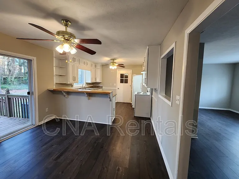 3146 Vandiver Dr — Photo 5