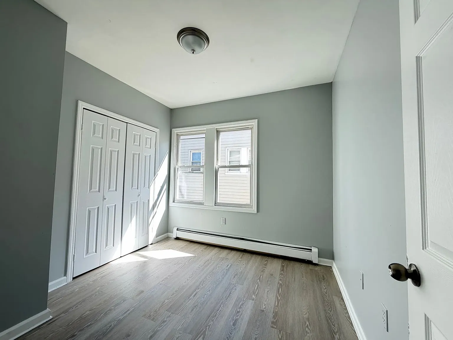 3 bed, 1000 sqft, $2,400 — Photo 2
