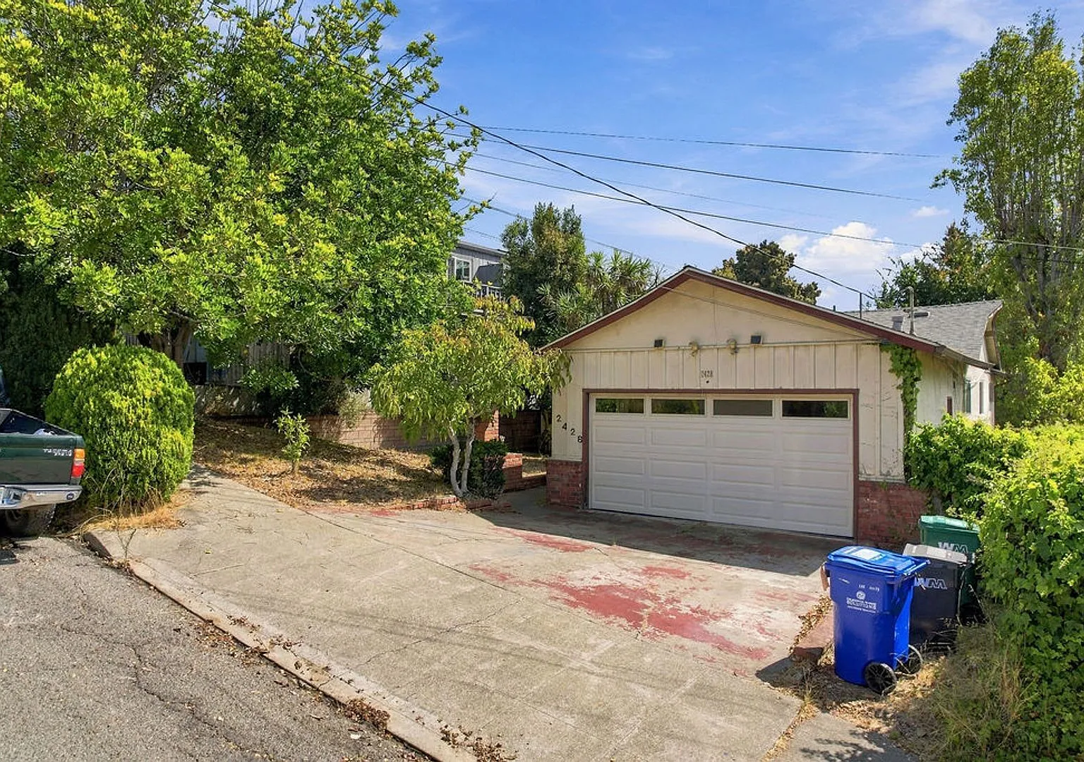 Beautiful 3-Bedroom Mid-Century Ranch in Oakland - Expansive Garden & Modern Updates — Photo 3