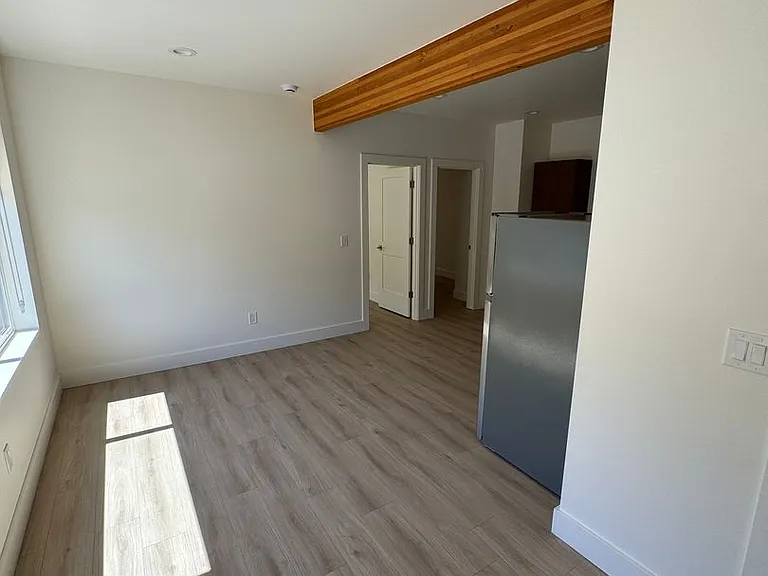 2809 SE Washington St — Photo 3