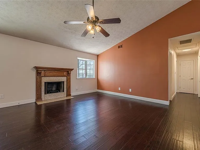 2491 Redfield Dr — Photo 2