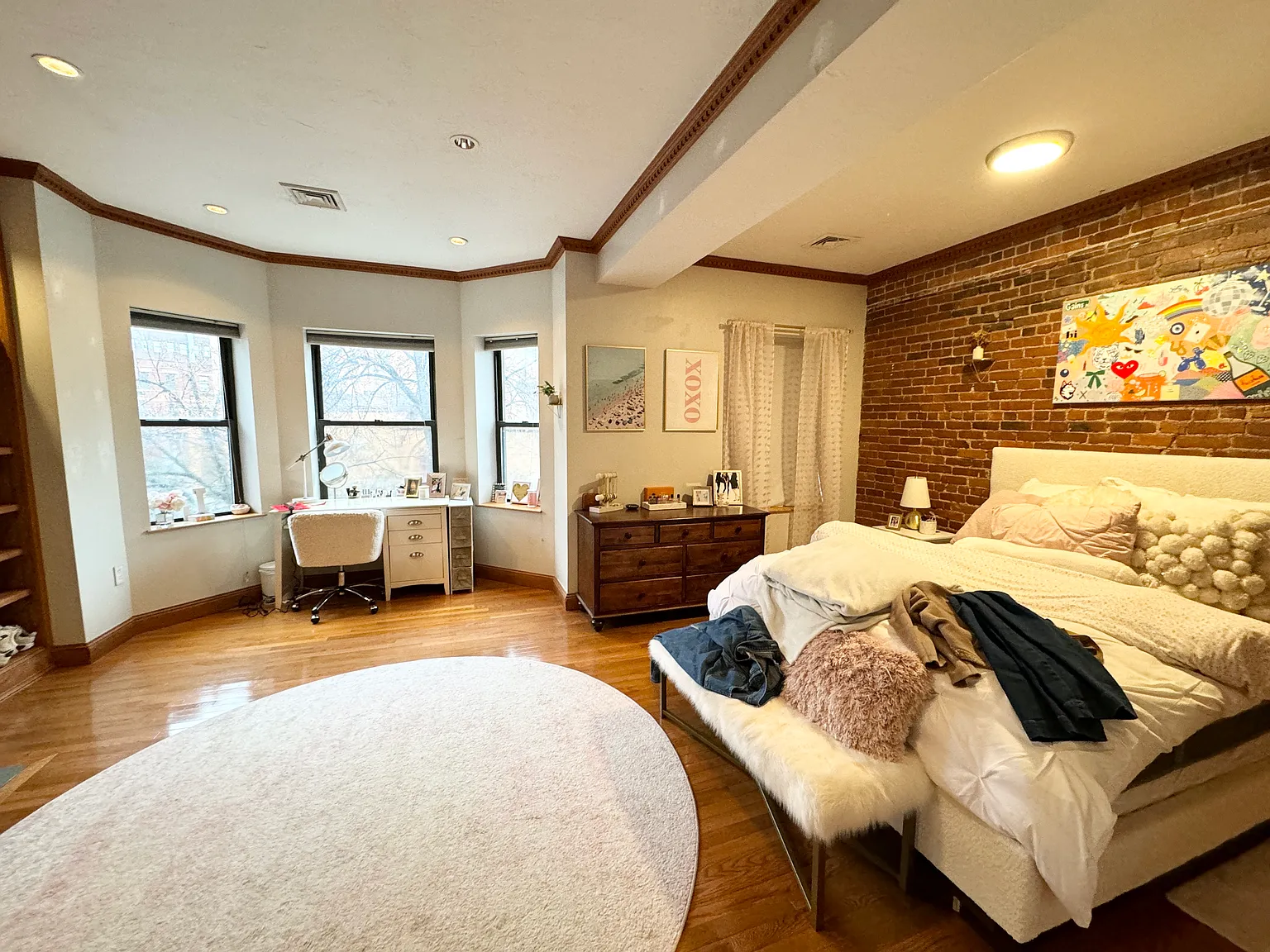 3 bed, 999 sqft, $6,300 — Photo 2