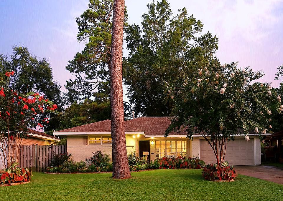 Welcome to 6215 Wynnwood located in Timbergrove!