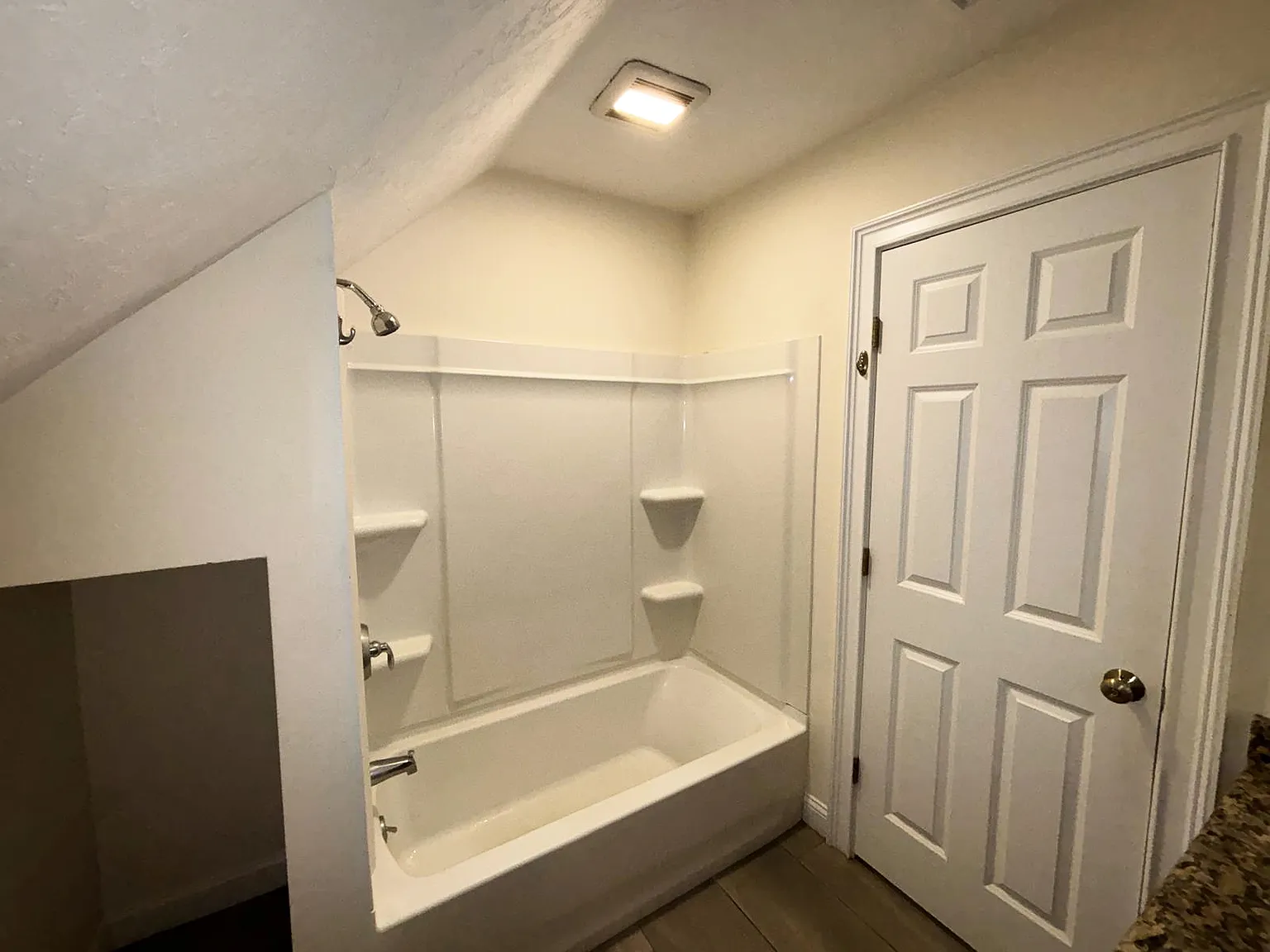 2 bed, 1100 sqft, $2,200 — Photo 4