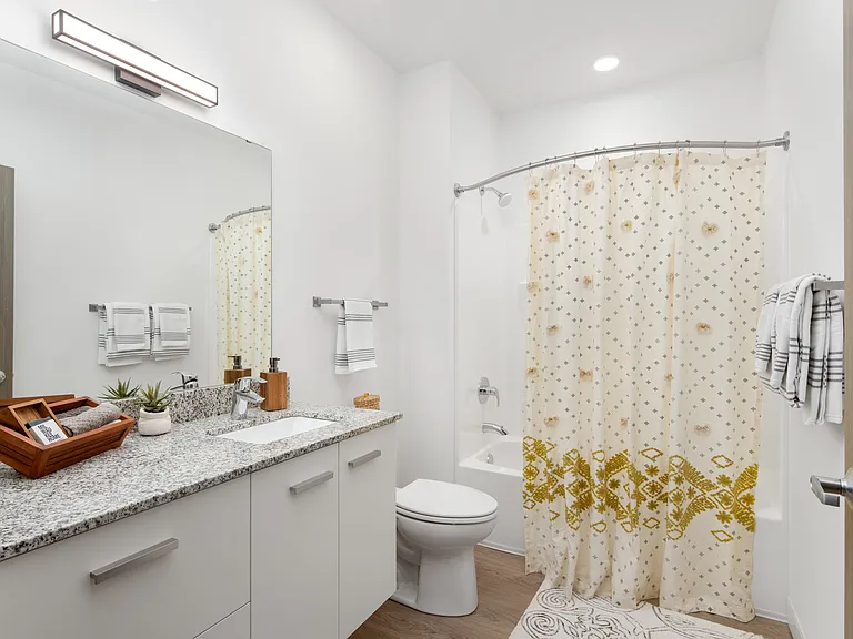 1 Bed / 1 Bath - 623 SF - Bathroom