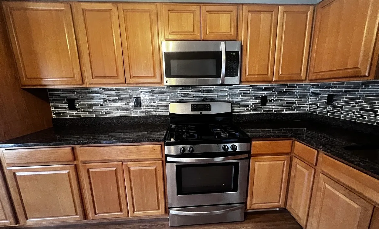 3 bed, 1200 sqft, $3,400 — Photo 1