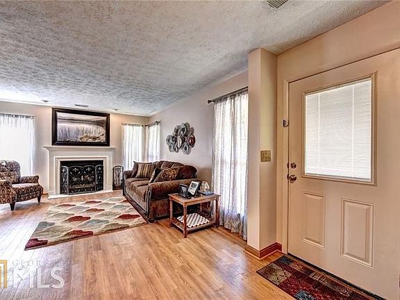 4th image of 1190 Holly Cir