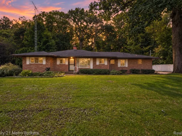 6240 Woodmoor Dr, Burton, MI 48509
