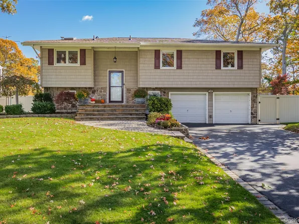 11 Mohegan Lane, Commack, NY 11725