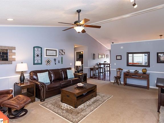 3rd image of 410 Plano Dr