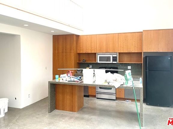 2nd image of 555 Rose Ave #1