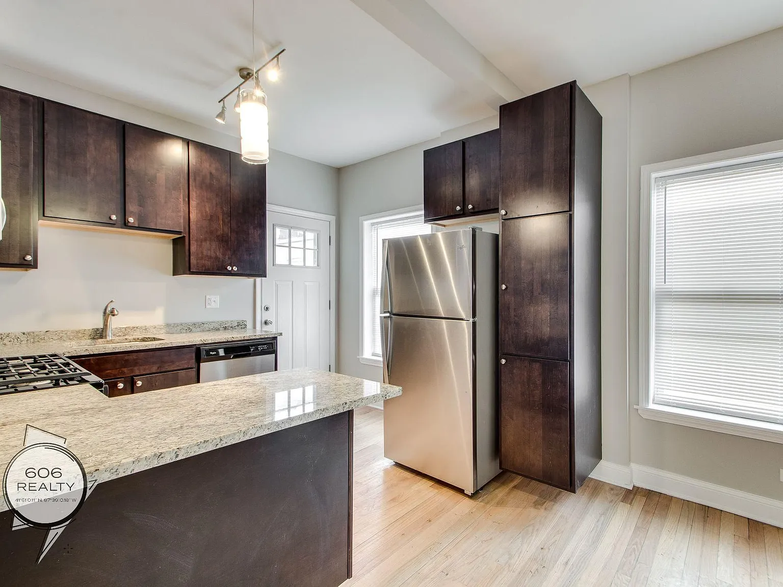 Beautiful Rehabbed Hyde Park Apartments! — Photo 2