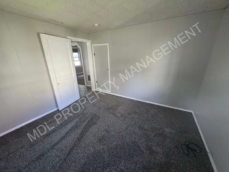 402 Wellington St — Photo 4