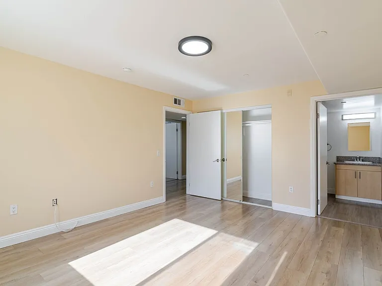 1466 Tamarind Ave #101 — Photo 11