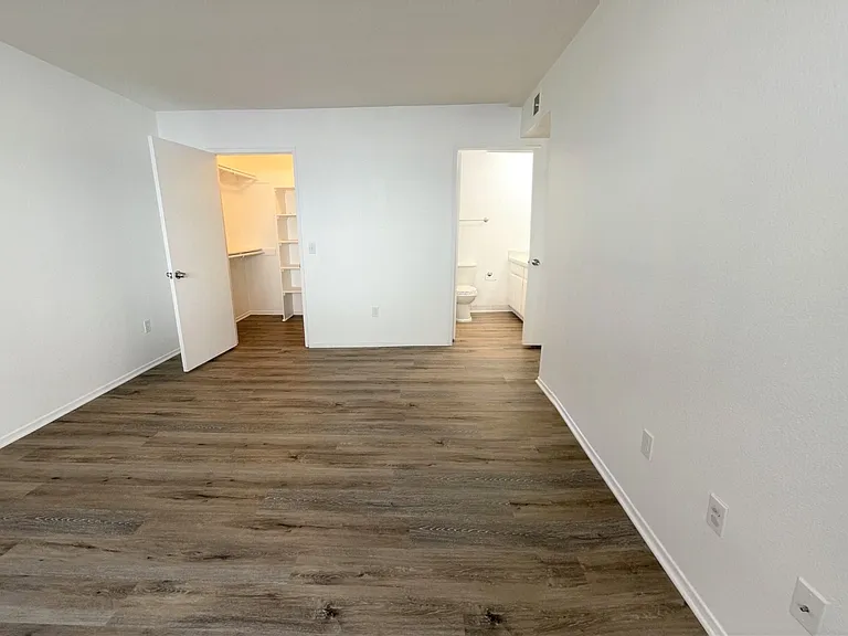 5300 Kester Avenue — Photo 20