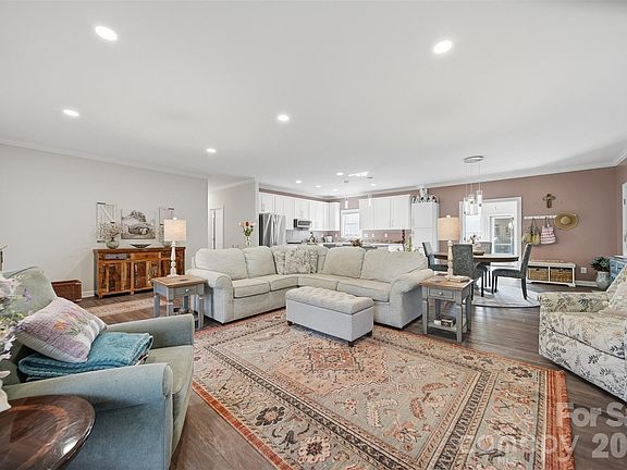 5th image of 976 Amherst Rd