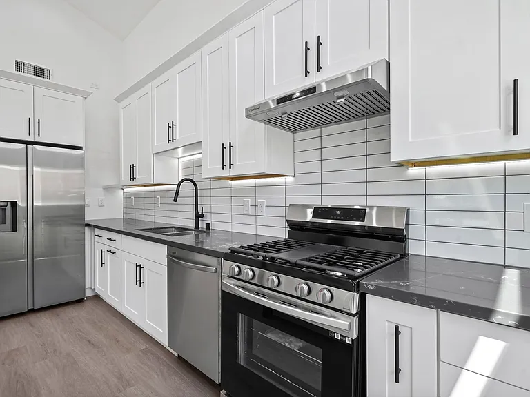 7906 Oakdale Ave — Photo 11