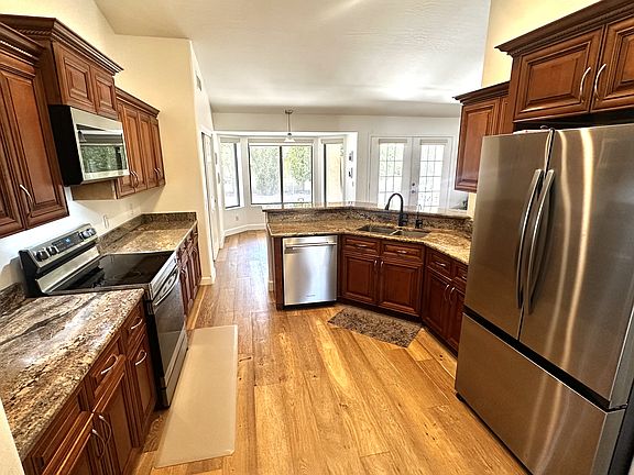 3rd image of 723 W Leah Ct