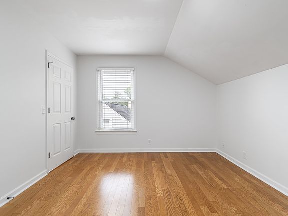 3rd image of 1406 Grandview Dr