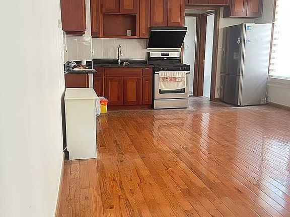 3rd image of 1392 W 7th St
