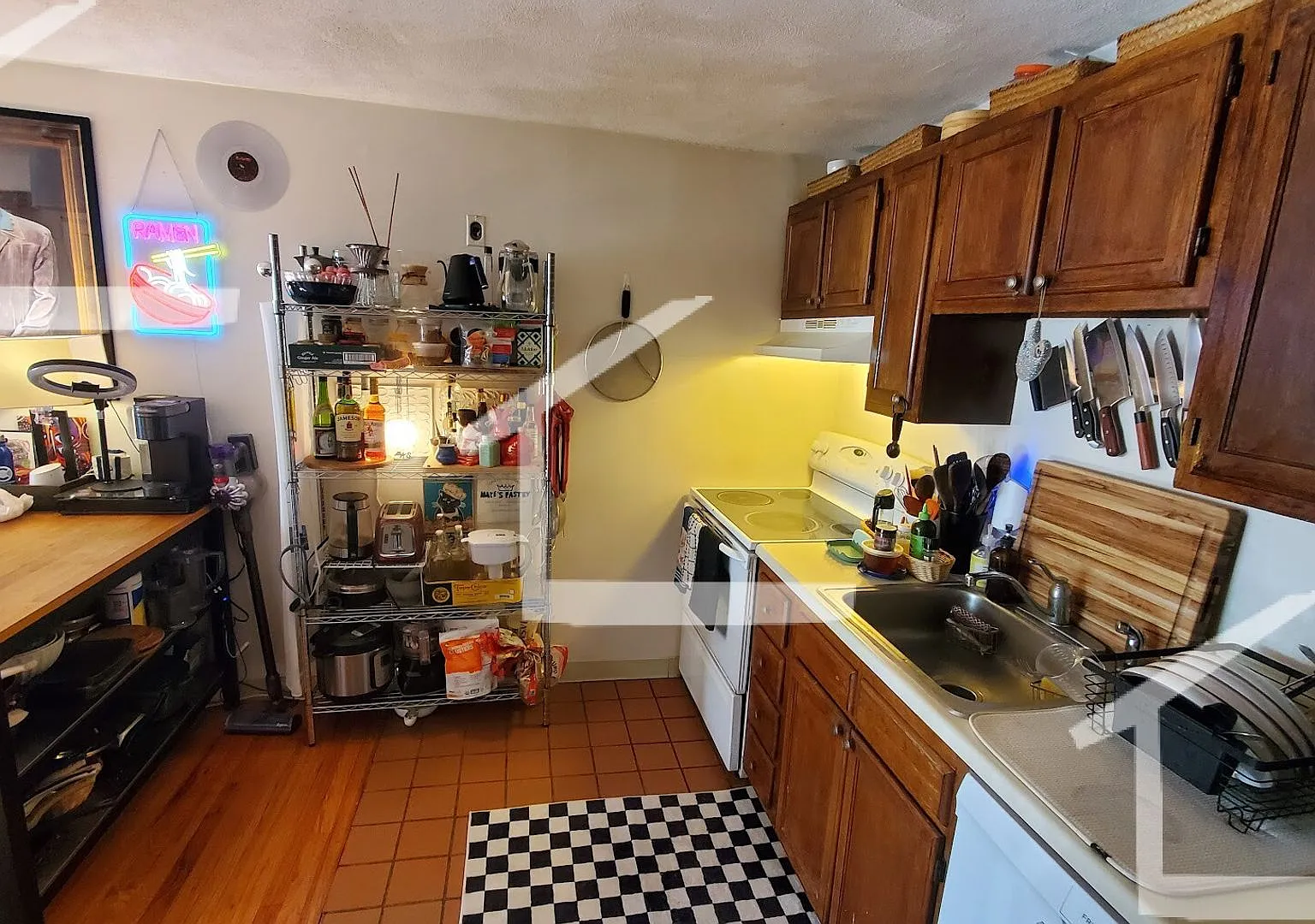 Charming 2 Bedroom-No Broker Fee — Photo 1
