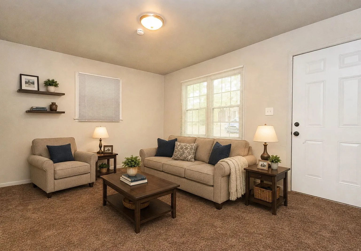 3 bed, 1.0 bath, 816 sqft, $1,145 — Photo 3