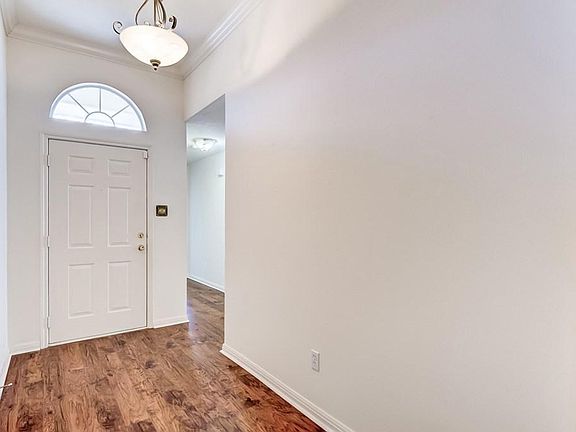 4th image of 2843 Meadowbrook Ln