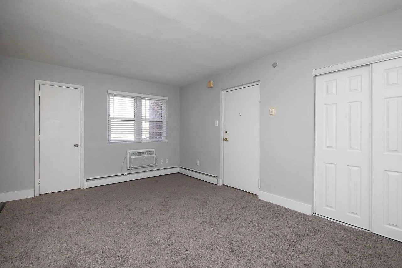 8th Street Apartments — Photo 2