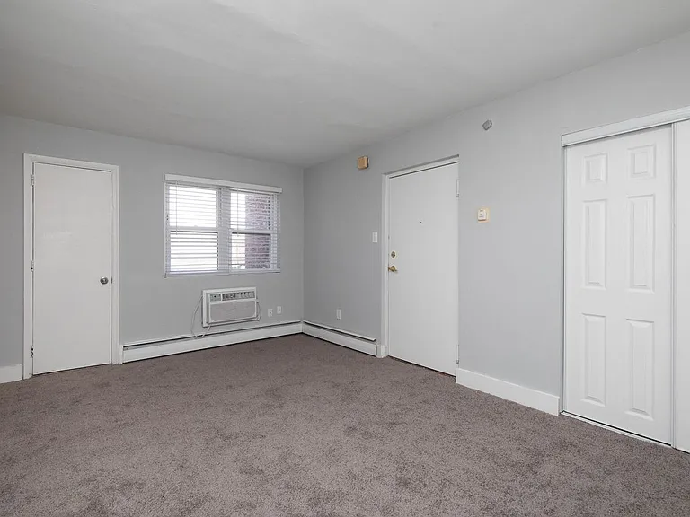 8th Street Apartments — Photo 2