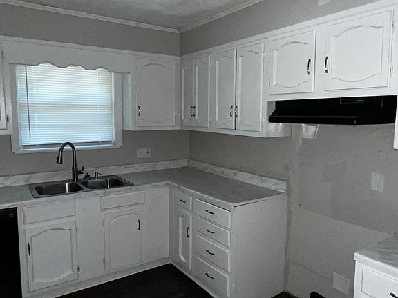 3rd image of 10 Frostwood Dr