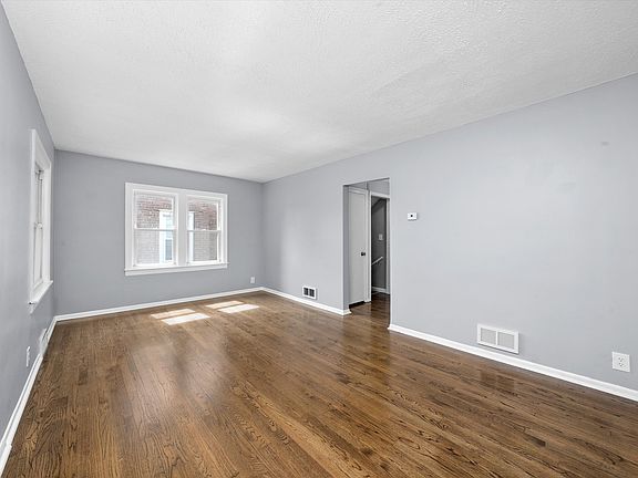 5th image of 664 Greenbay Ave