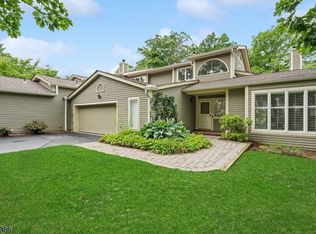 31 Stone Row Ln, Oak Ridge, NJ 07438