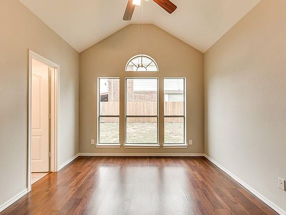 4th image of 2105 Oakridge Dr