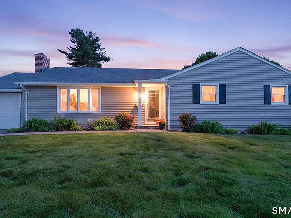 3rd image of 970 Cloverdale Circle