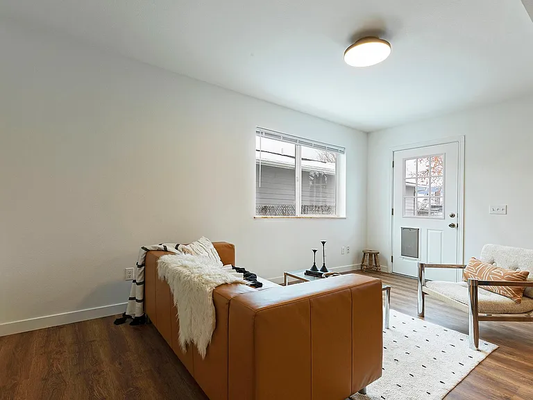 909 Defoe St #B — Photo 8