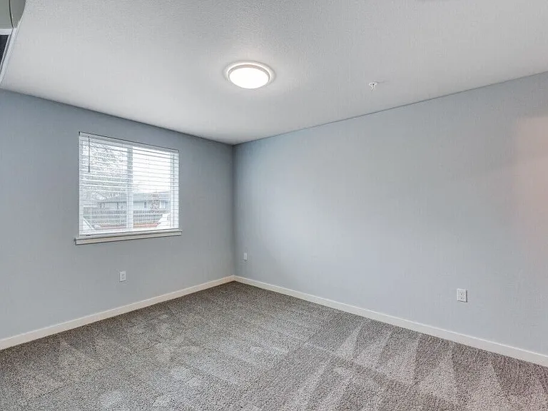 Queen Court Apartments — Photo 24