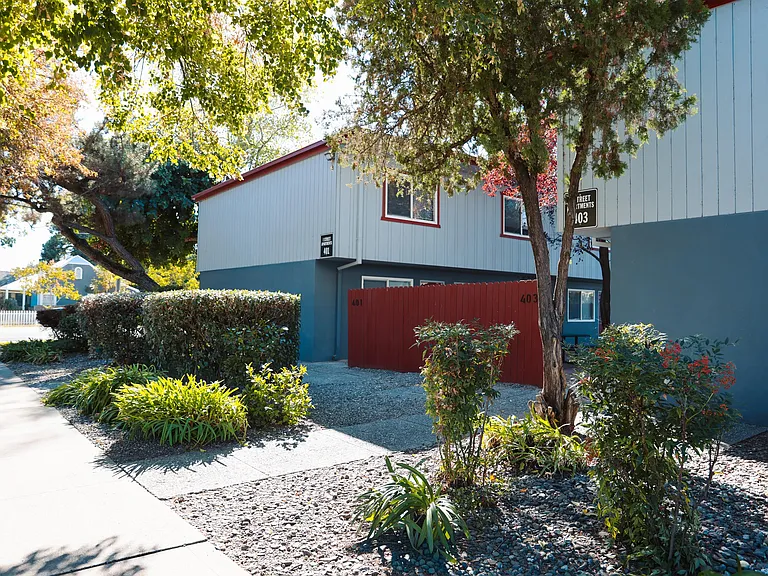 I Street Apartments — Photo 5