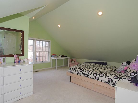 2nd image of 29 Sunderland Ln