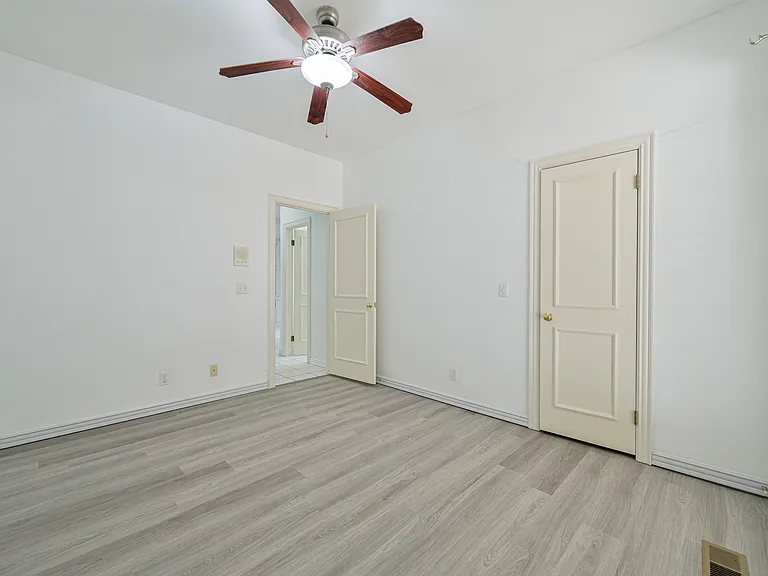 2424 Ashebury Way — Photo 40