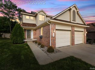 7180 Lavender Ln, Waterford, MI 48327