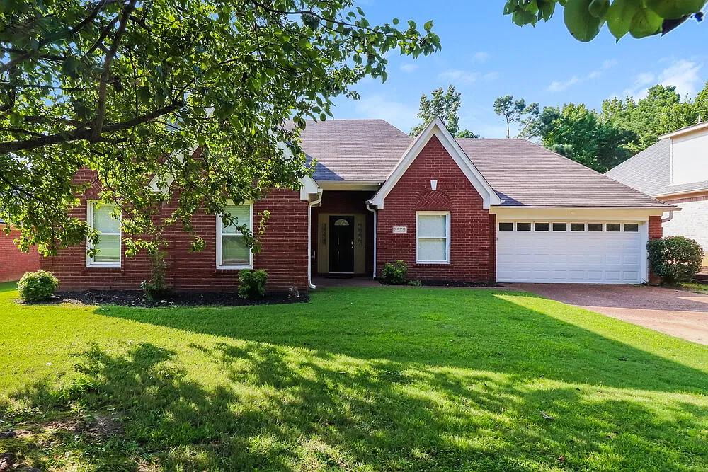 3 bed, 2.0 bath, 2520 sqft, $2,210 — Photo 1