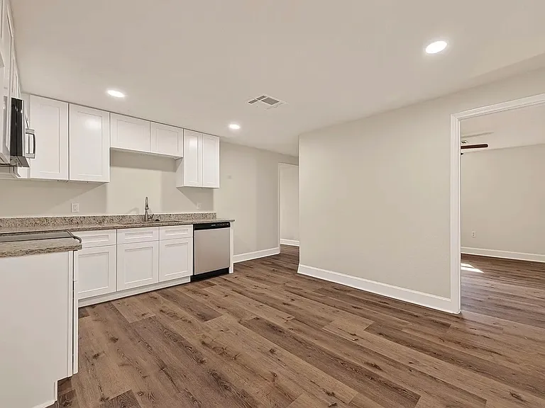 915 W Lewis St — Photo 5