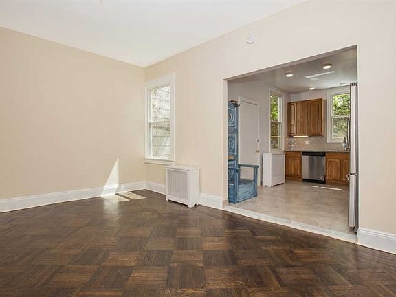 4th image of 865 Montgomery St
