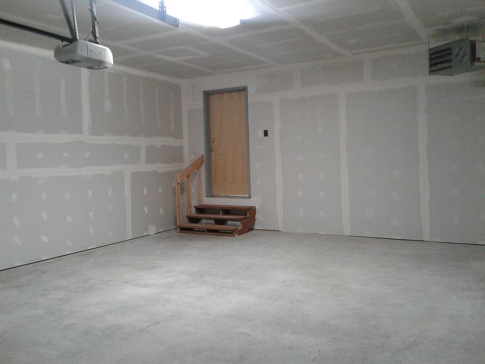 Huge 1000 sq ft garage