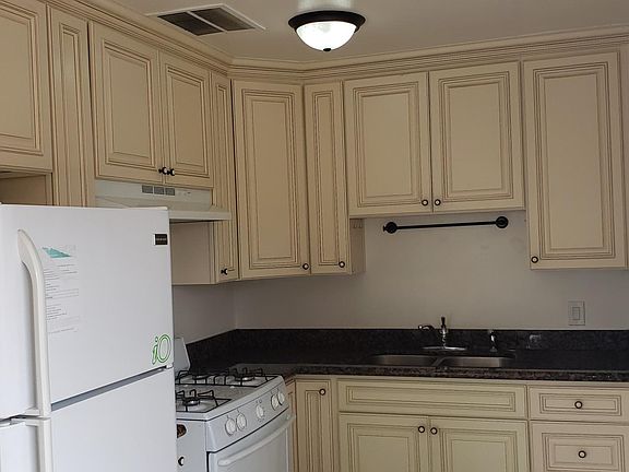 3rd image of 7235 Hampton Ave #4