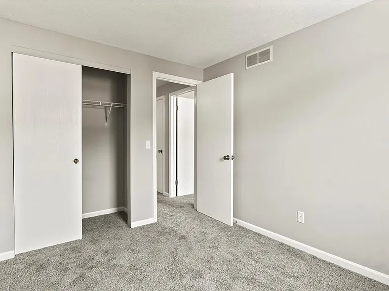 186 Carmel Ct — Photo 5